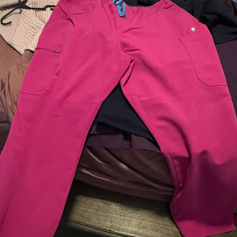 Figs Women’s Vibrant Pink Cargo Pants